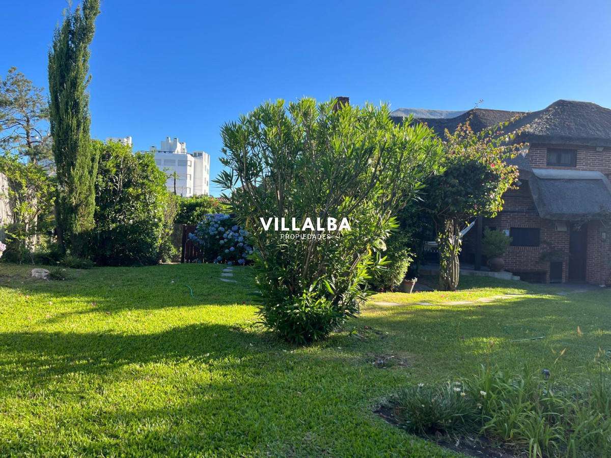 Casa ID.3671 - Hermosa cabaña de 4 dormitorios en venta a metros de Playa Mansa, Punta del Este