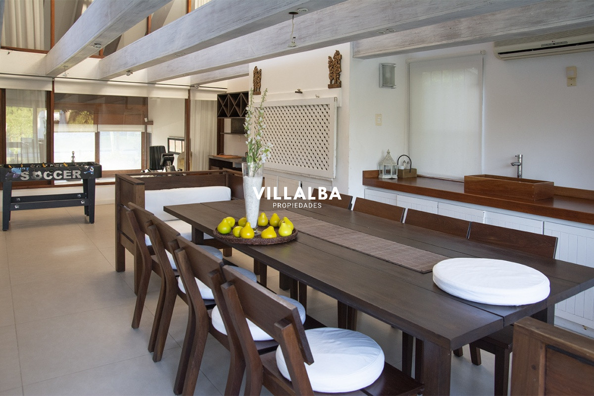 Apartamento ID.3594 - Casa a la venta en playa mansa Punta Del Este, gran tamaño ubicada en zona privilegiada.