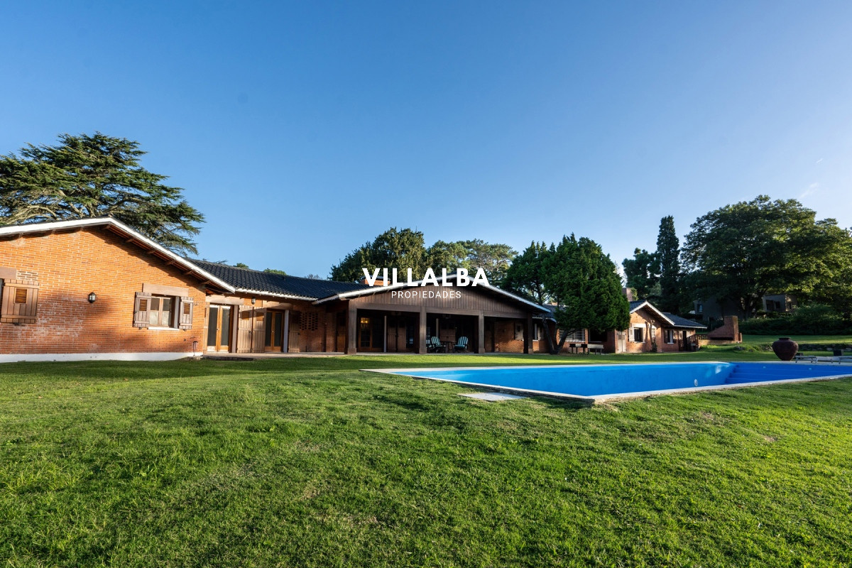Apartamento ID.3251 - En venta casa de 4 dormitorios, con agradable entorno en Golf, Punta del Este.