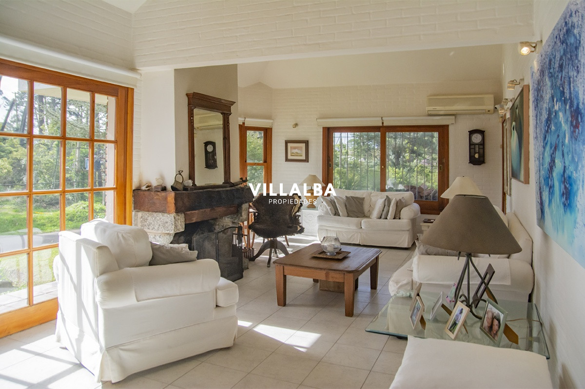 Casa ID.1694 - Gran chalet de 6 dormitorios en venta en zona residencial.