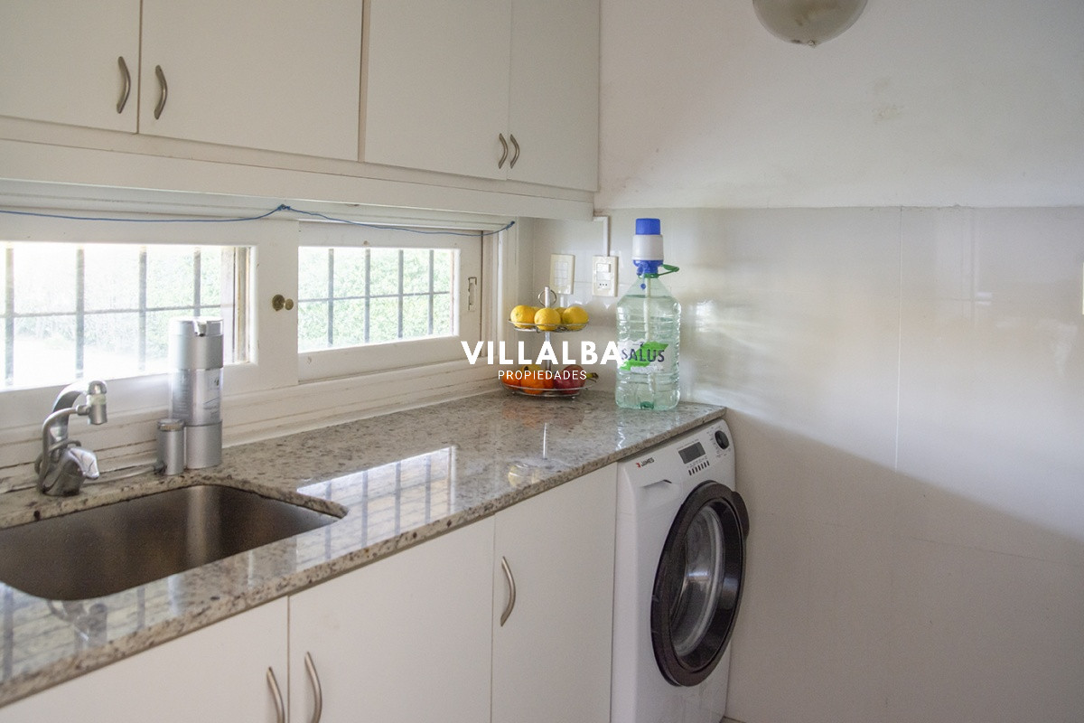 Apartamento ID.3594 - Casa a la venta en playa mansa Punta Del Este, gran tamaño ubicada en zona privilegiada.