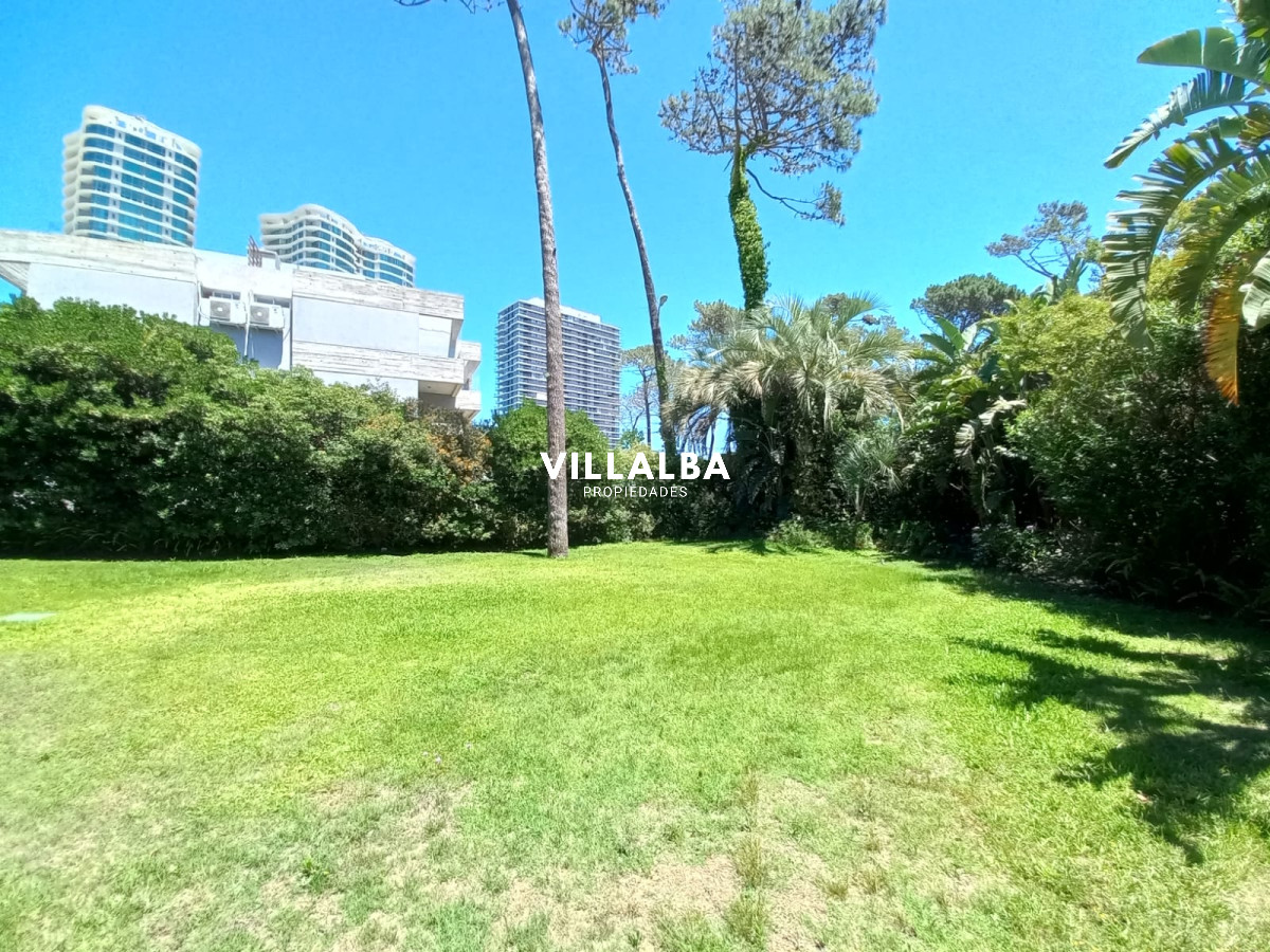 Apartamento ID.2237 - Vende y alquila gran casa de 5 dormitorios en Playa Mansa, Punta del Este 