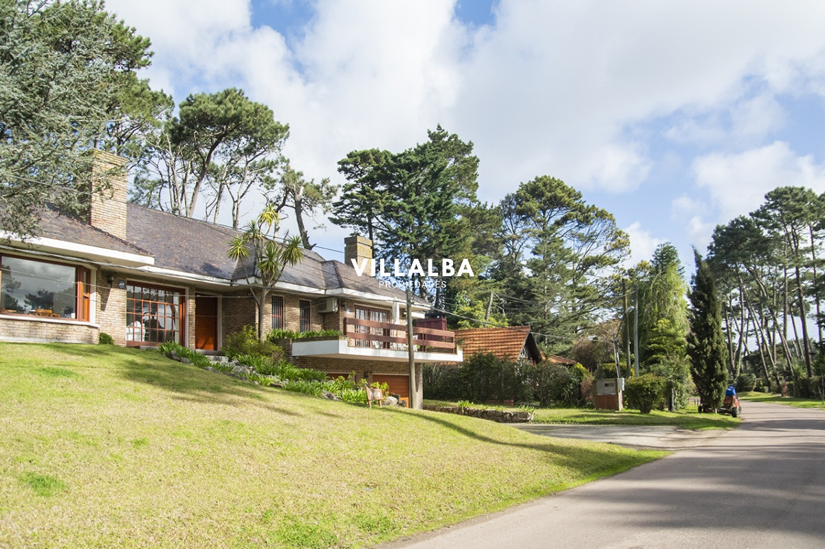 Casa ID.1694 - Gran chalet de 6 dormitorios en venta en zona residencial.