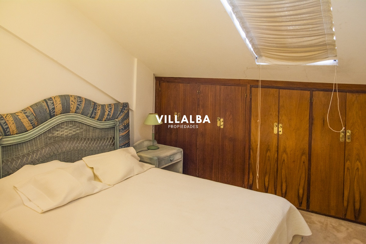 Apartamento ID.3594 - Casa a la venta en playa mansa Punta Del Este, gran tamaño ubicada en zona privilegiada.