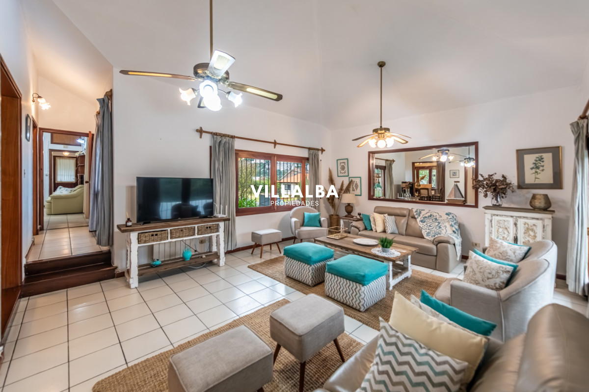 Apartamento ID.4829 - Vendemos espectacular casa de 4 dormitorios en Playa Mansa, Punta del este