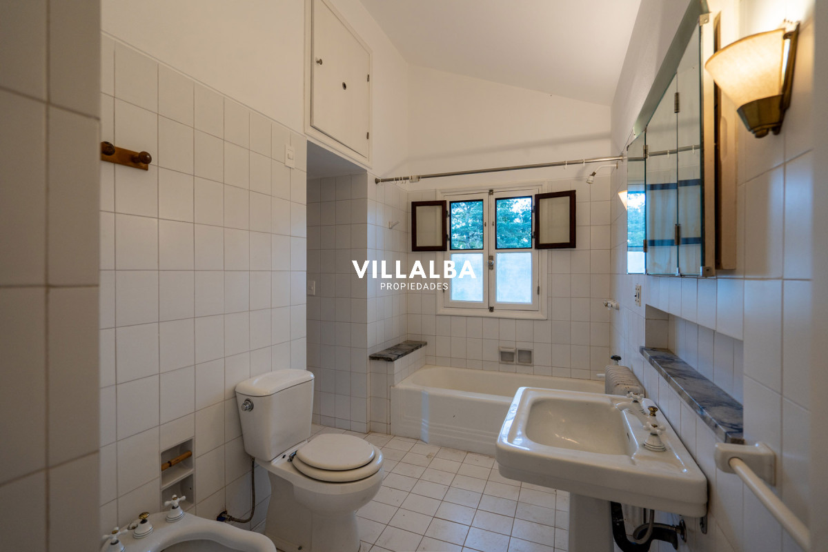 Apartamento ID.3251 - En venta casa de 4 dormitorios, con agradable entorno en Golf, Punta del Este.