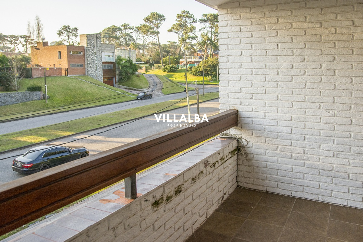 Apartamento ID.3594 - Casa a la venta en playa mansa Punta Del Este, gran tamaño ubicada en zona privilegiada.