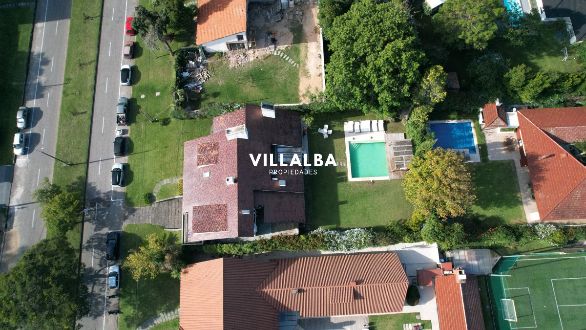 Apartamento ID.3594 - Casa a la venta en playa mansa Punta Del Este, gran tamaño ubicada en zona privilegiada.