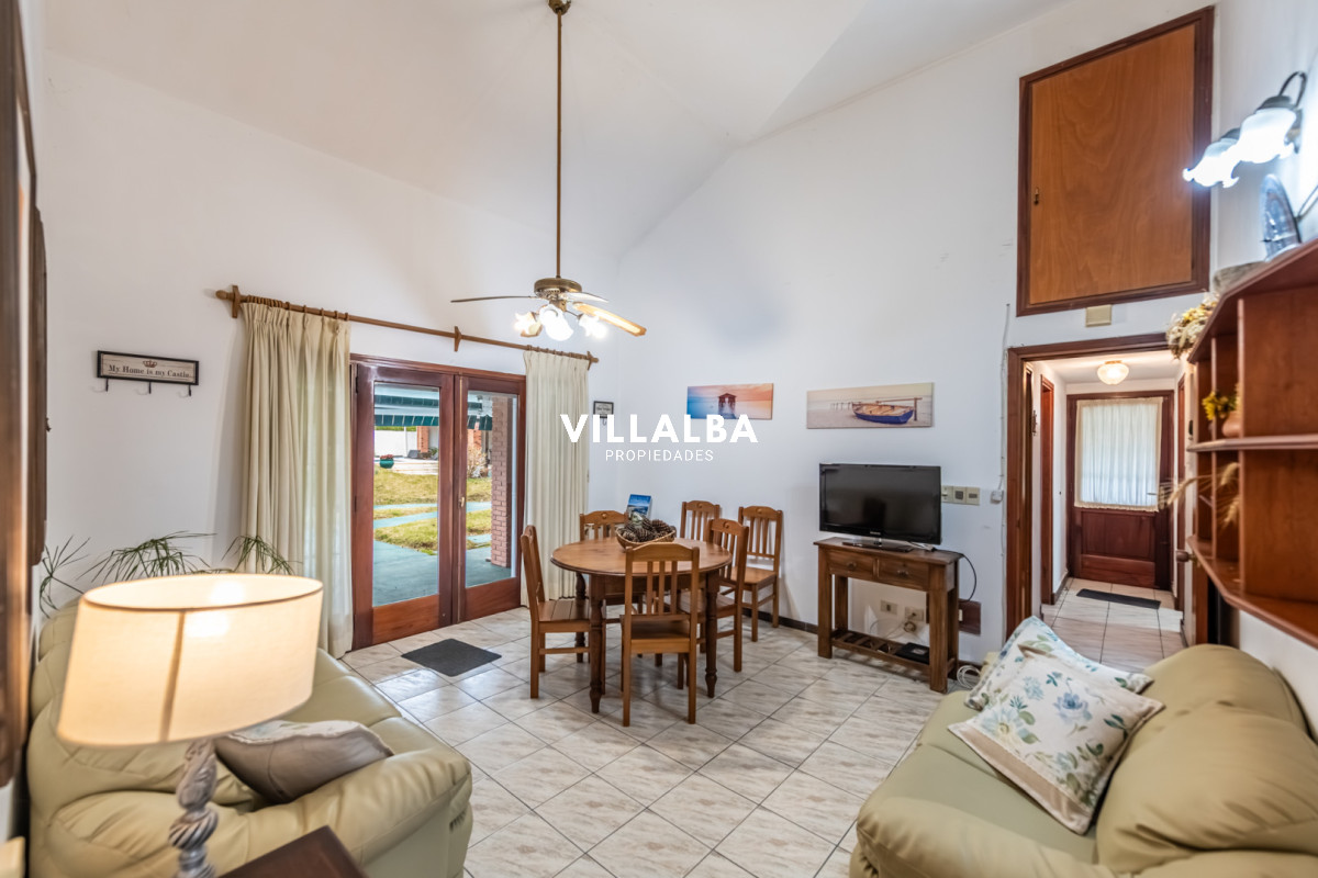 Apartamento ID.4829 - Vendemos espectacular casa de 4 dormitorios en Playa Mansa, Punta del este