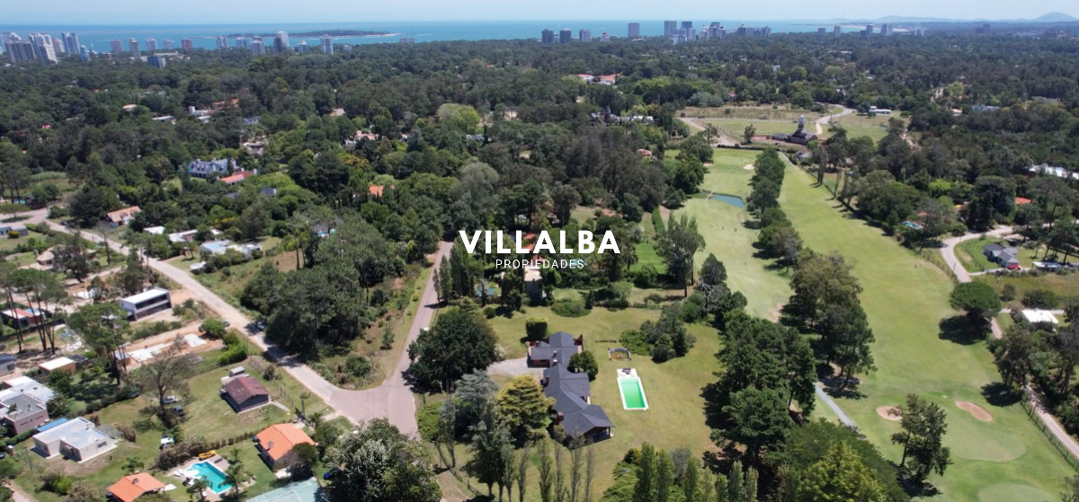 Casa ID.3251 - En venta casa de 4 dormitorios, con agradable entorno en Golf, Punta del Este.