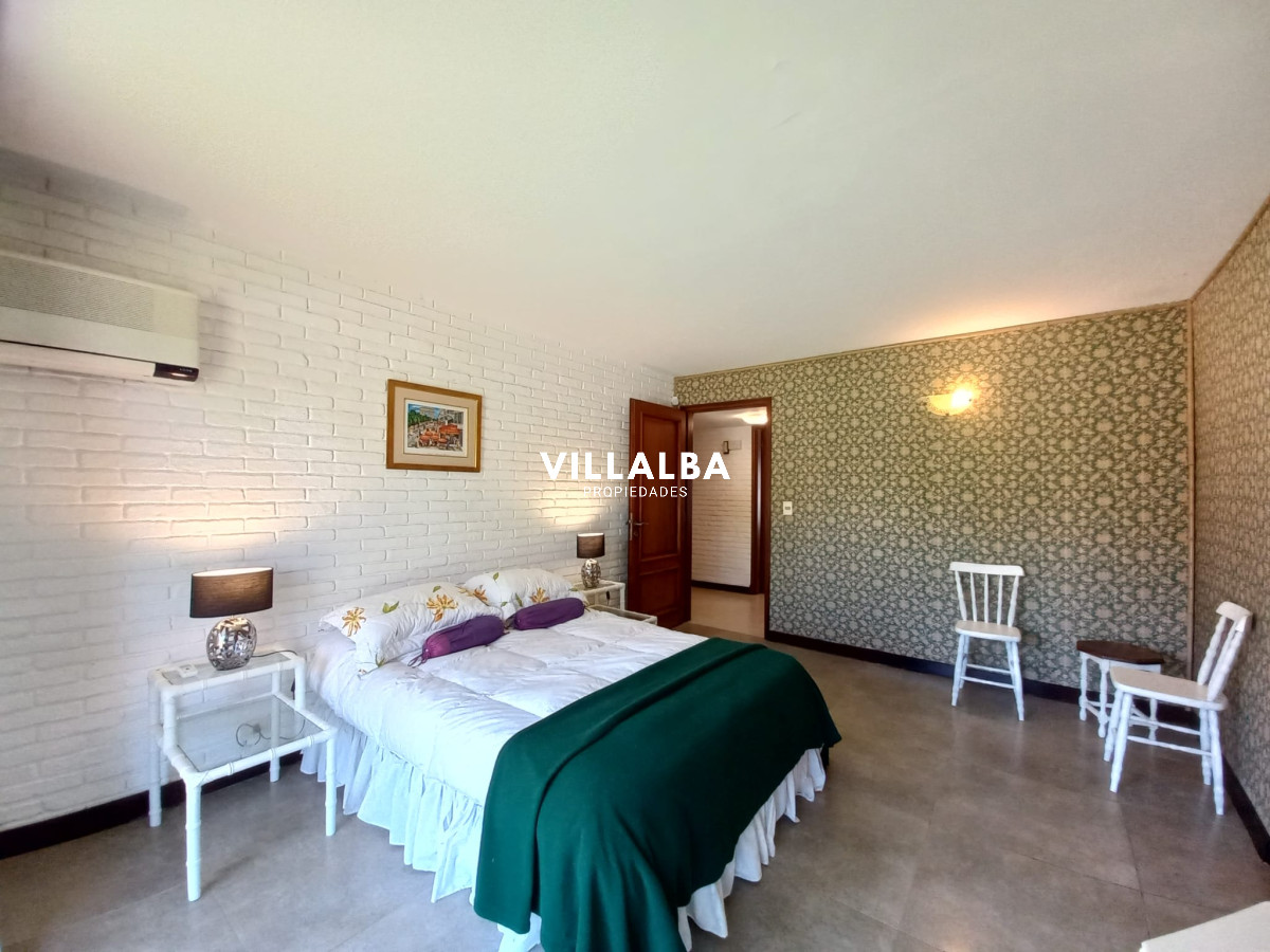 Apartamento ID.2237 - Vende y alquila gran casa de 5 dormitorios en Playa Mansa, Punta del Este 