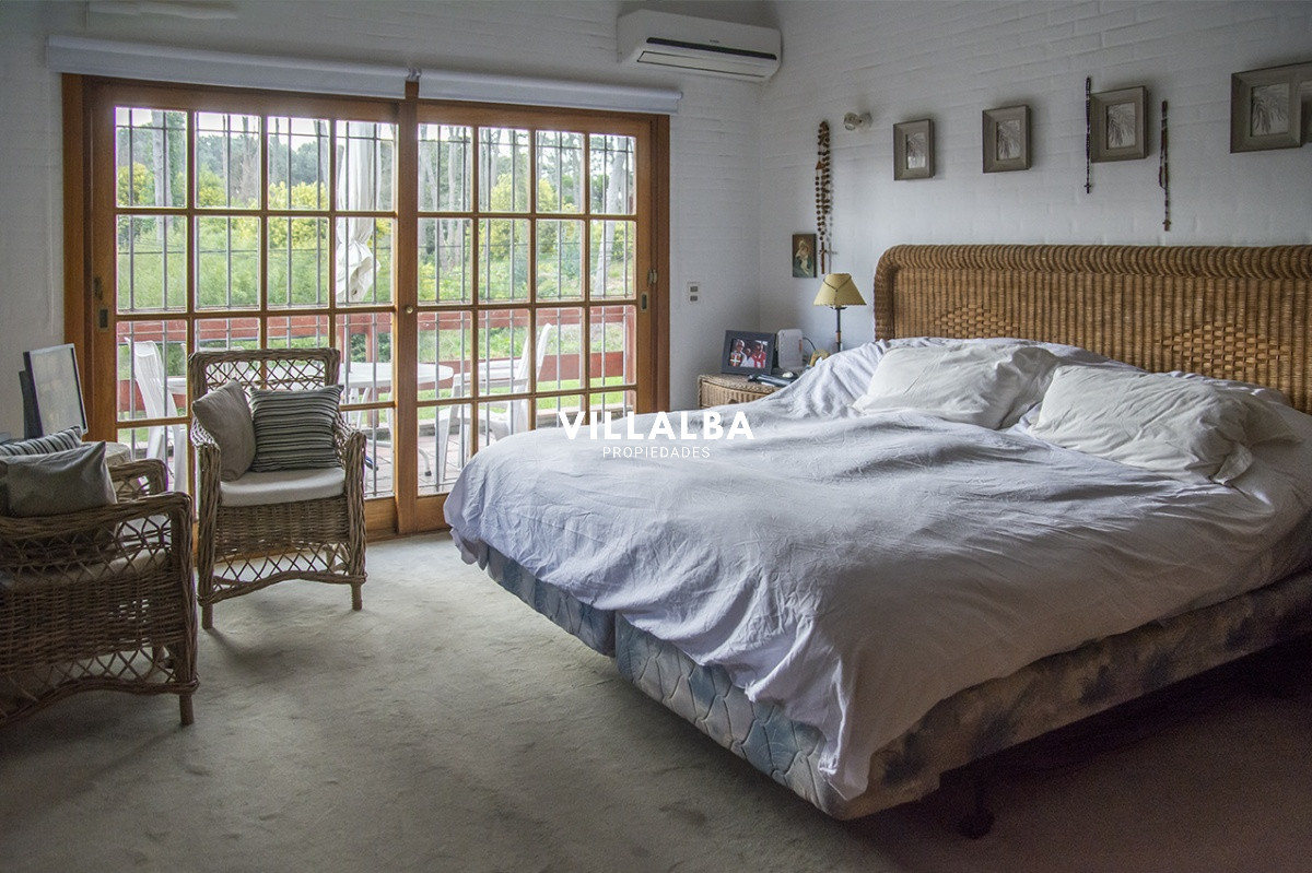 Casa ID.1694 - Gran chalet de 6 dormitorios en venta en zona residencial.