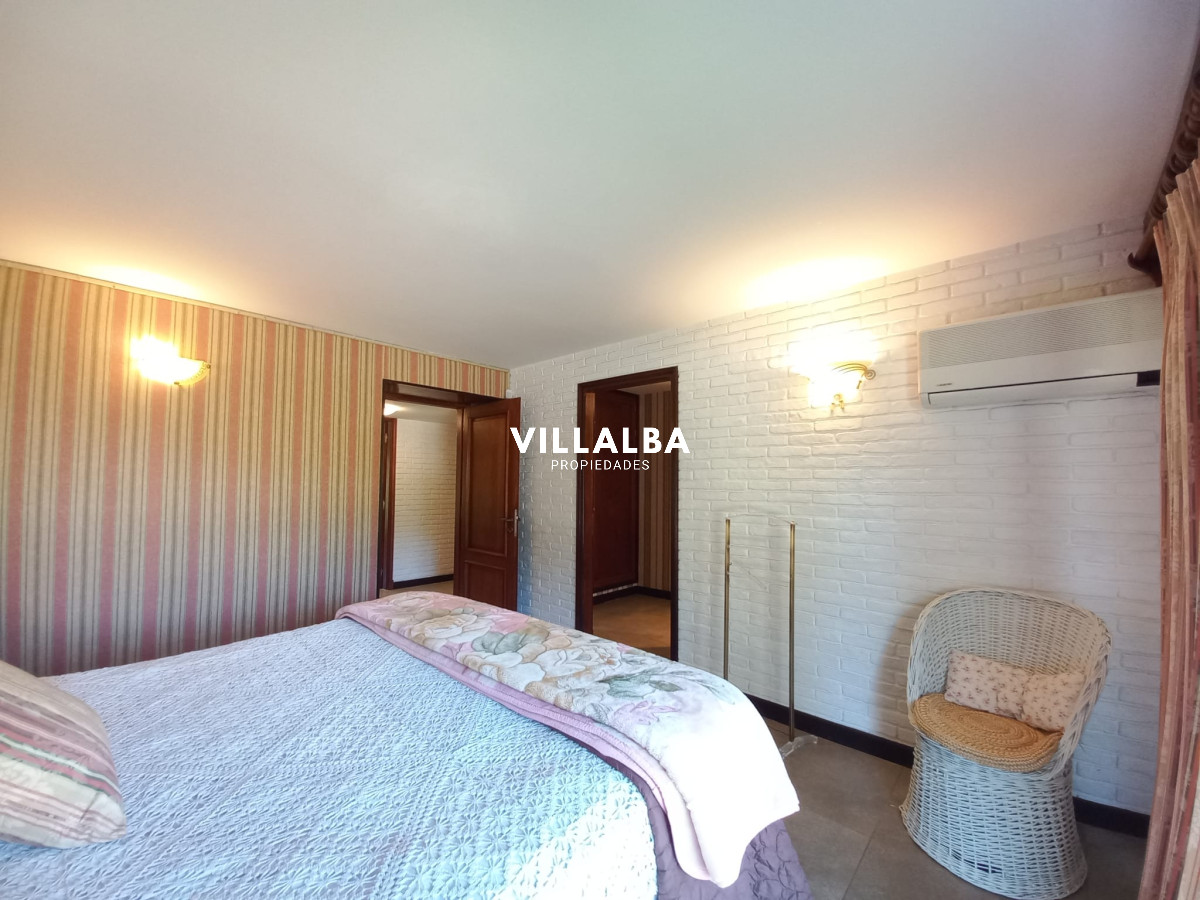 Apartamento ID.2237 - Vende y alquila gran casa de 5 dormitorios en Playa Mansa, Punta del Este 