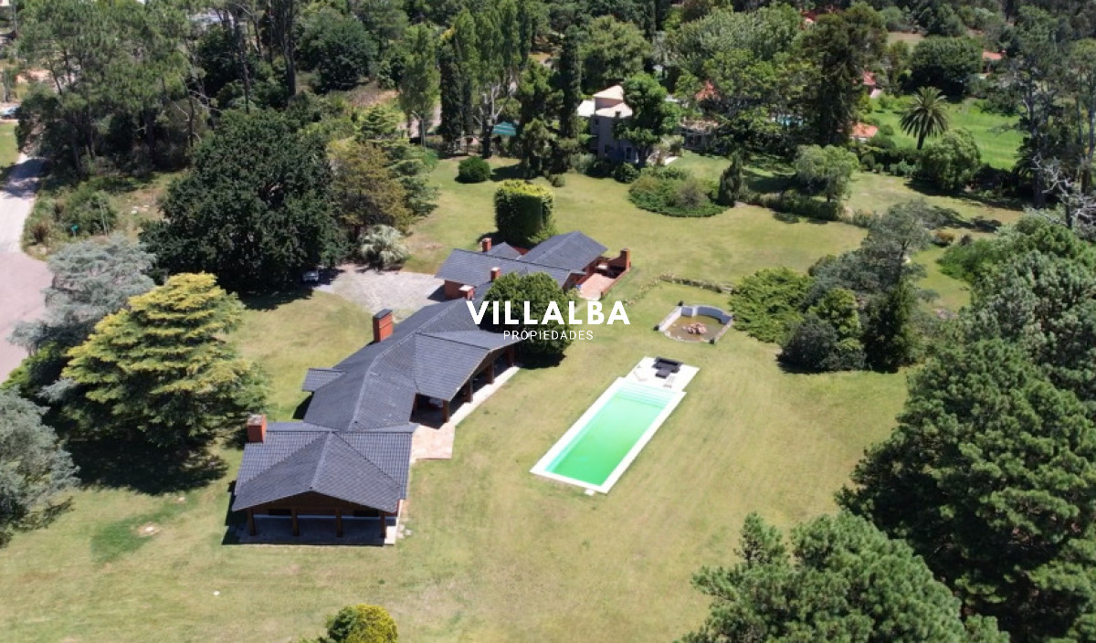 Casa ID.3251 - En venta casa de 4 dormitorios, con agradable entorno en Golf, Punta del Este.