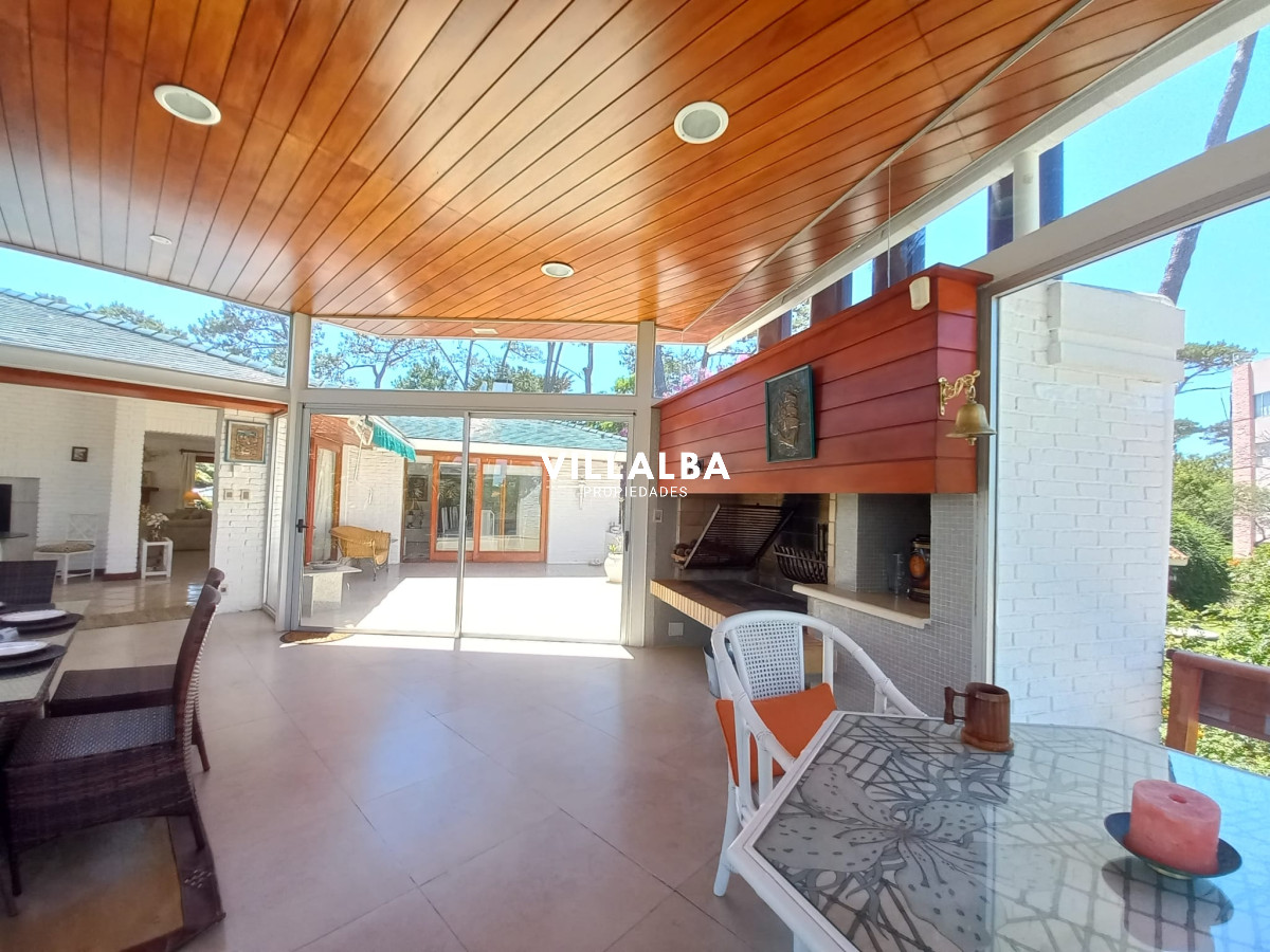 Apartamento ID.2237 - Vende y alquila gran casa de 5 dormitorios en Playa Mansa, Punta del Este 