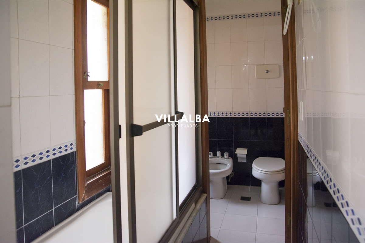 Casa ID.1694 - Gran chalet de 6 dormitorios en venta en zona residencial.