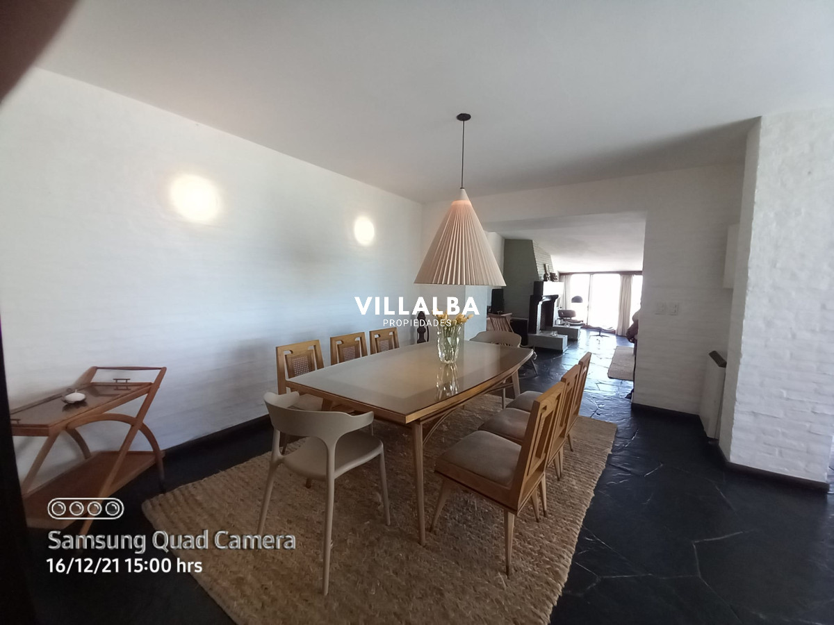 Casa ID.1689 - Vende casa en excelente estado, reciclada. De 6 dormitorios en Peninsula. Punta del Este