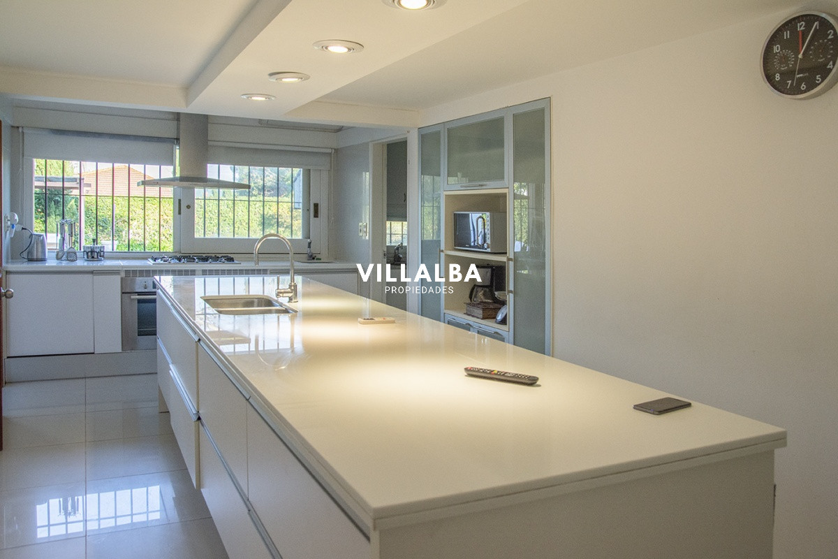 Apartamento ID.3594 - Casa a la venta en playa mansa Punta Del Este, gran tamaño ubicada en zona privilegiada.