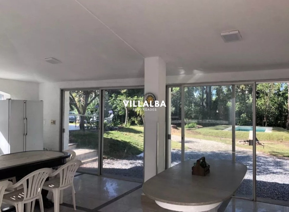 Apartamento ID.4770 - Vende espectacular casa en Lugano de 3 dormitorios, con piscina y parrillero.