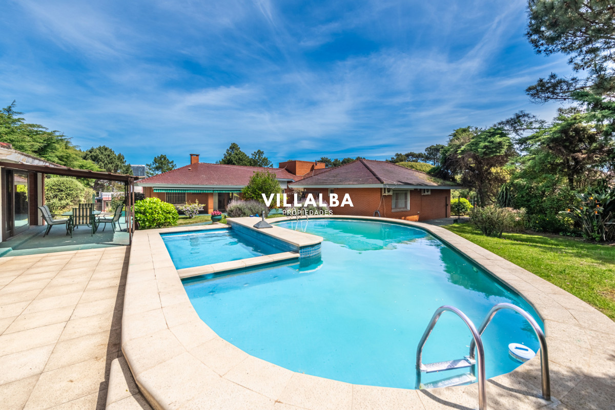 Apartamento ID.4829 - Vendemos espectacular casa de 4 dormitorios en Playa Mansa, Punta del este