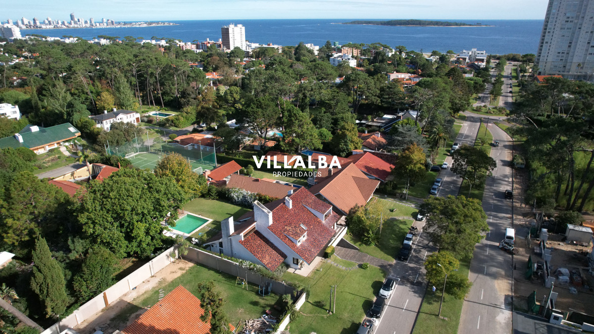 Apartamento ID.3594 - Casa a la venta en playa mansa Punta Del Este, gran tamaño ubicada en zona privilegiada.