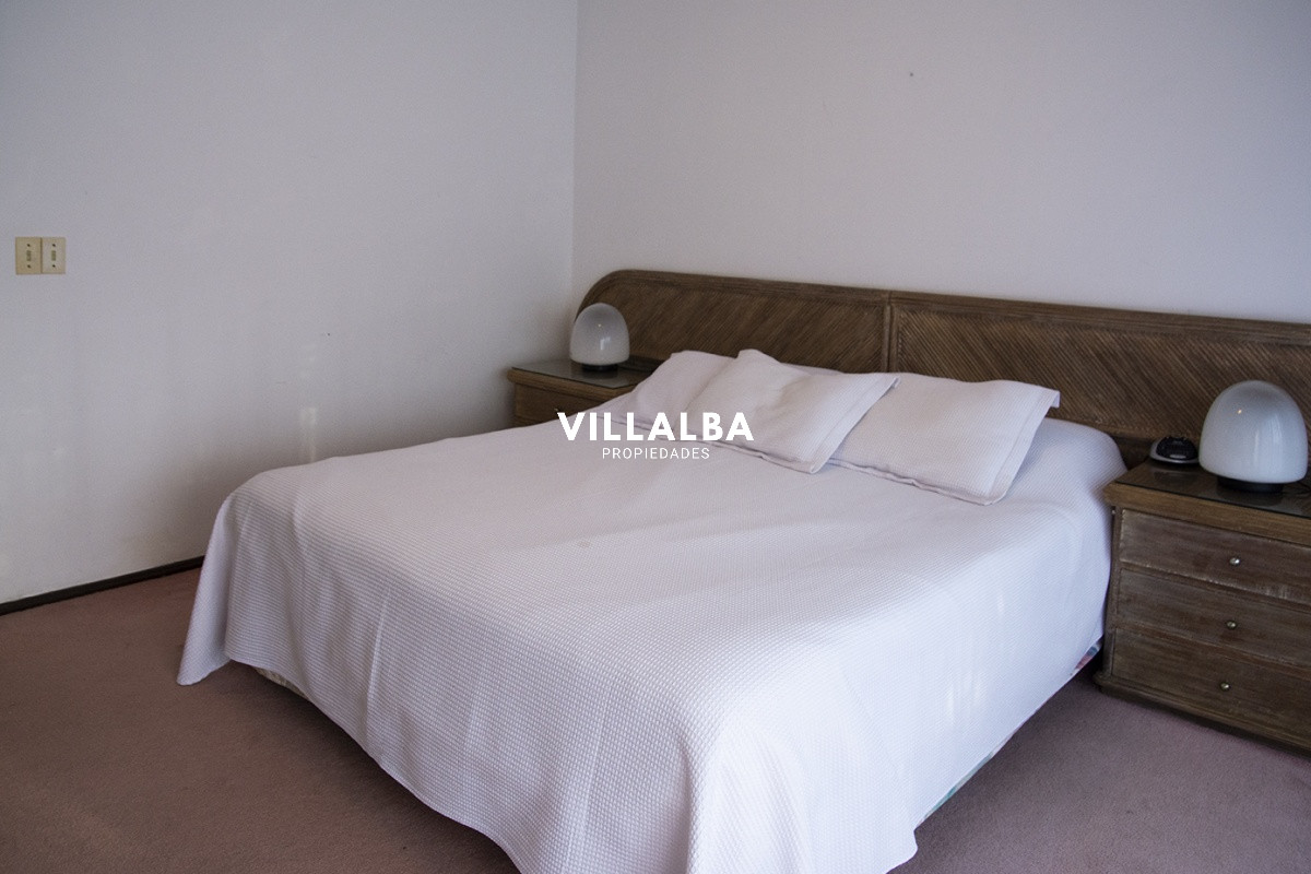 Apartamento ID.3594 - Casa a la venta en playa mansa Punta Del Este, gran tamaño ubicada en zona privilegiada.