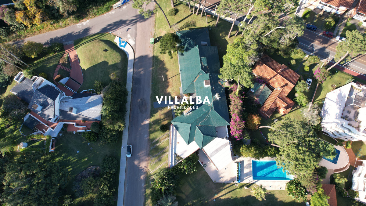 Apartamento ID.2237 - Vende y alquila gran casa de 5 dormitorios en Playa Mansa, Punta del Este 