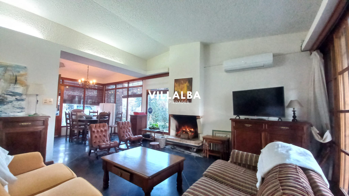 Apartamento ID.3319 - Vende casa de 3 dormitorios (incluye depp), en Parada 4 de Playa Mansa, Punta del Este