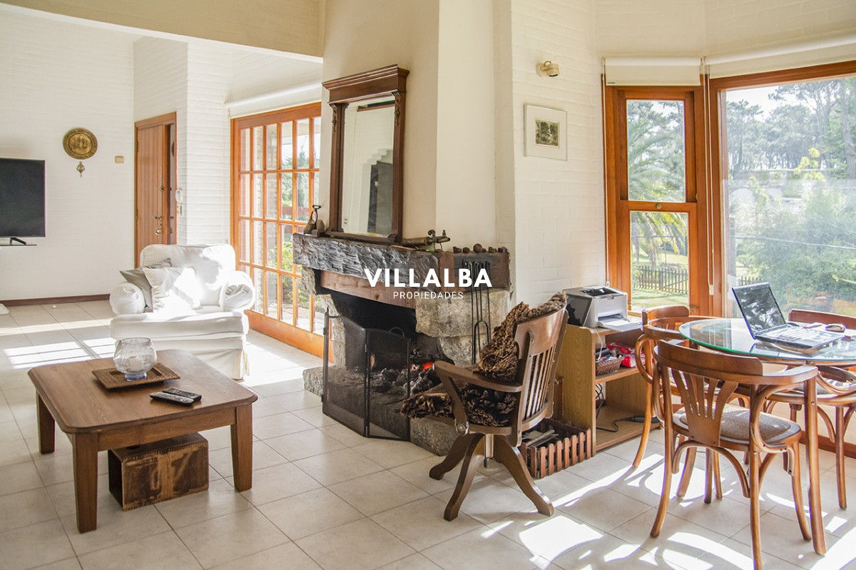 Casa ID.1694 - Gran chalet de 6 dormitorios en venta en zona residencial.