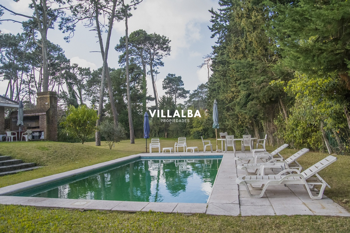 Casa ID.1694 - Gran chalet de 6 dormitorios en venta en zona residencial.