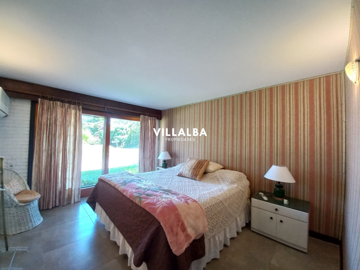Apartamento ID.2237 - Vende y alquila gran casa de 5 dormitorios en Playa Mansa, Punta del Este 