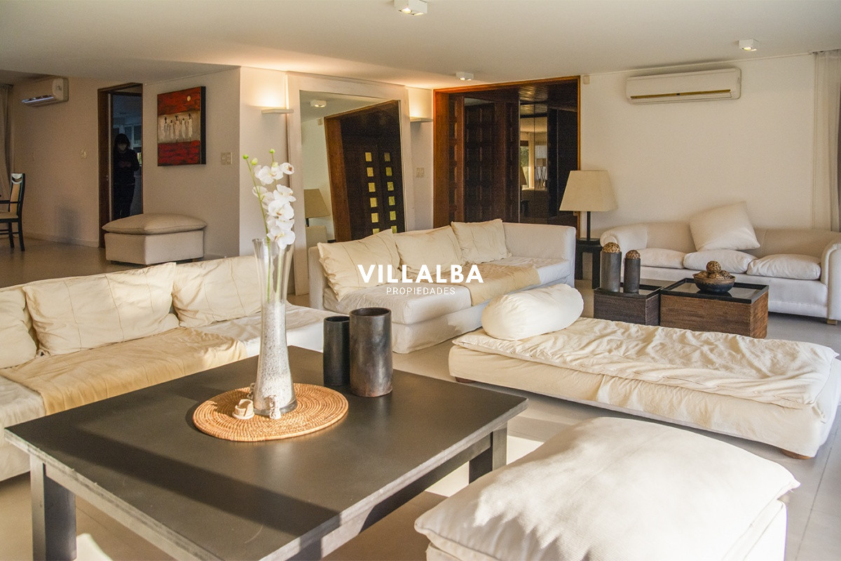 Apartamento ID.3594 - Casa a la venta en playa mansa Punta Del Este, gran tamaño ubicada en zona privilegiada.