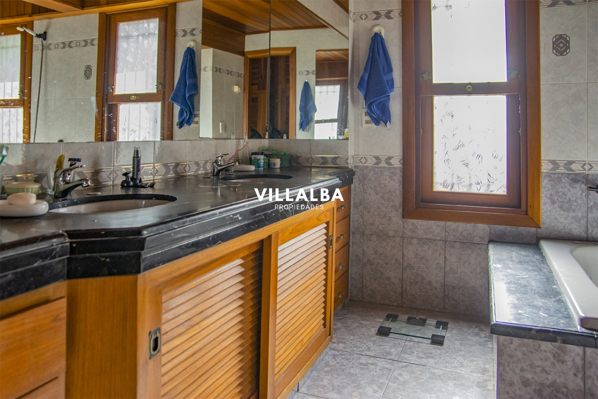 Casa ID.1694 - Gran chalet de 6 dormitorios en venta en zona residencial.