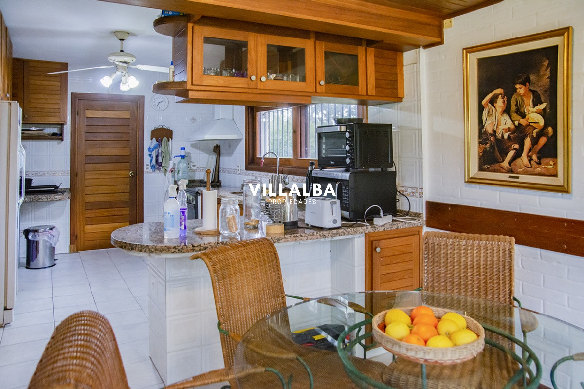 Casa ID.1694 - Gran chalet de 6 dormitorios en venta en zona residencial.