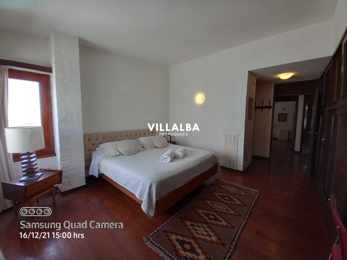 Casa ID.1689 - Vende casa en excelente estado, reciclada. De 6 dormitorios en Peninsula. Punta del Este