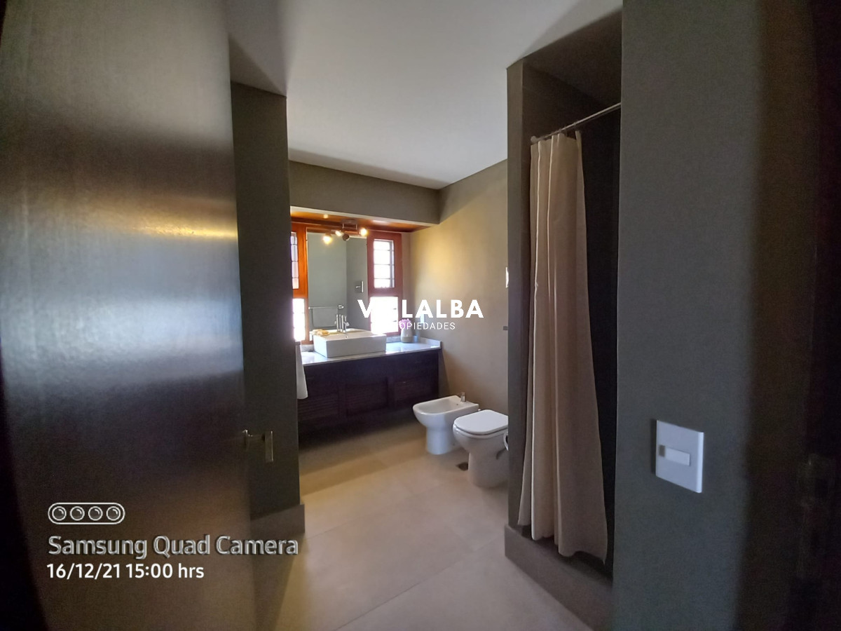 Casa ID.1689 - Vende casa en excelente estado, reciclada. De 6 dormitorios en Peninsula. Punta del Este