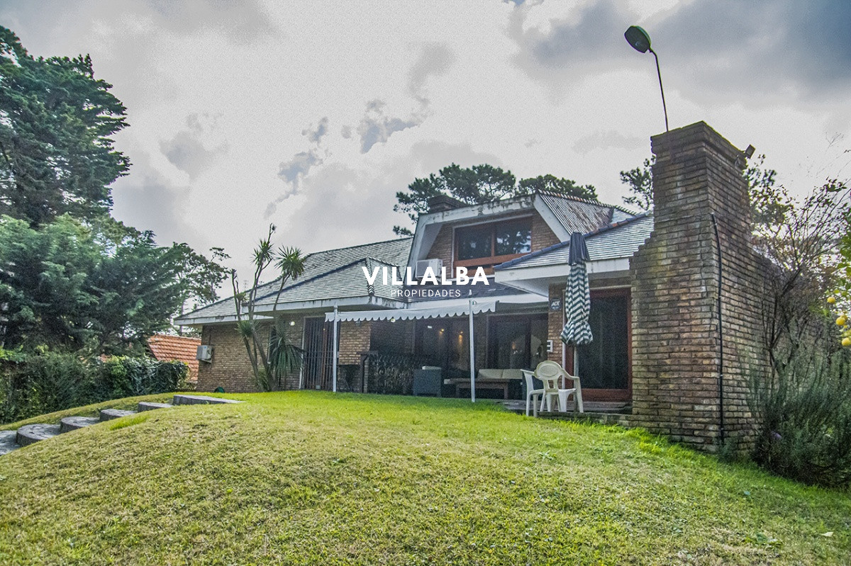 Casa ID.1694 - Gran chalet de 6 dormitorios en venta en zona residencial.