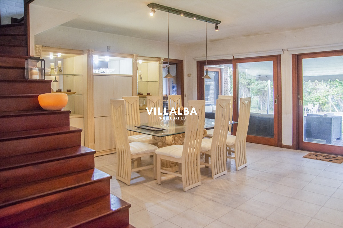 Casa ID.1694 - Gran chalet de 6 dormitorios en venta en zona residencial.