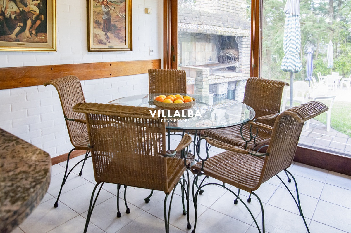 Casa ID.1694 - Gran chalet de 6 dormitorios en venta en zona residencial.