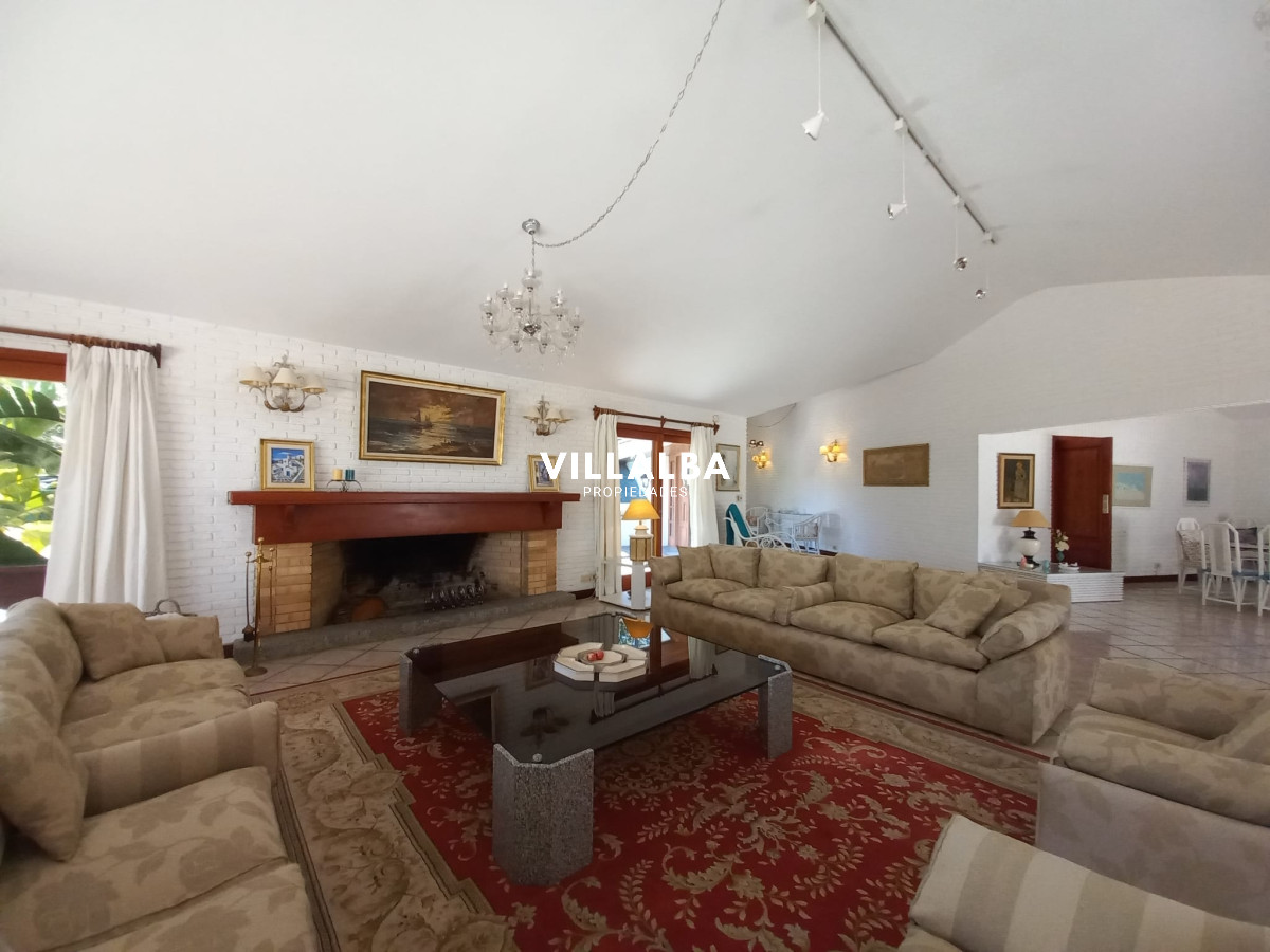 Apartamento ID.2237 - Vende y alquila gran casa de 5 dormitorios en Playa Mansa, Punta del Este 