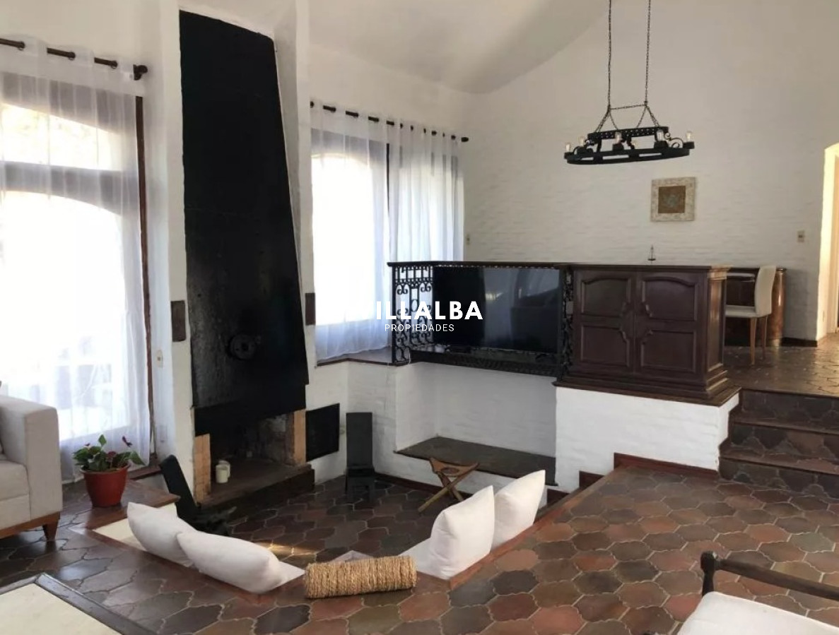 Apartamento ID.4770 - Vende espectacular casa en Lugano de 3 dormitorios, con piscina y parrillero.