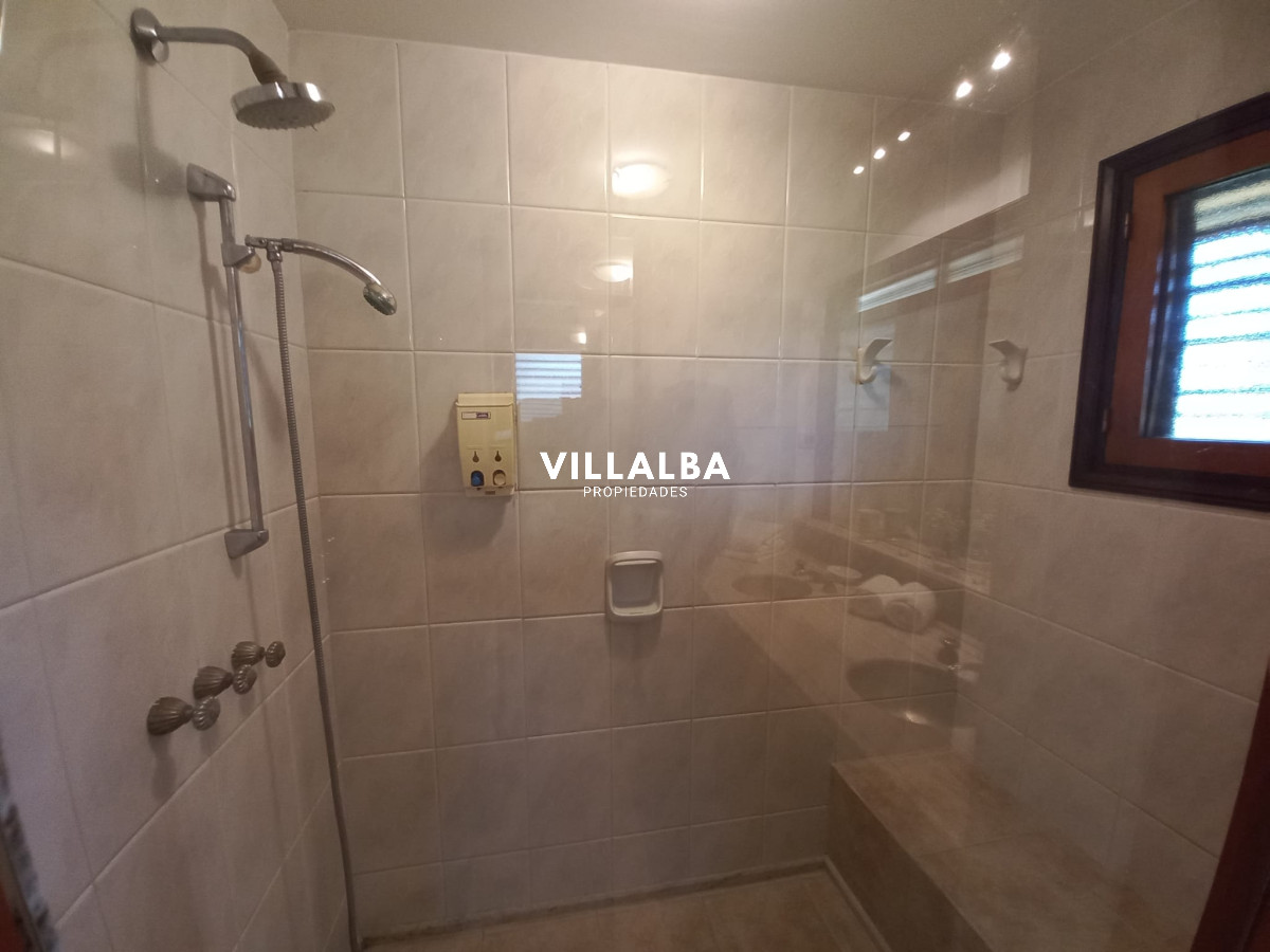 Apartamento ID.2237 - Vende y alquila gran casa de 5 dormitorios en Playa Mansa, Punta del Este 