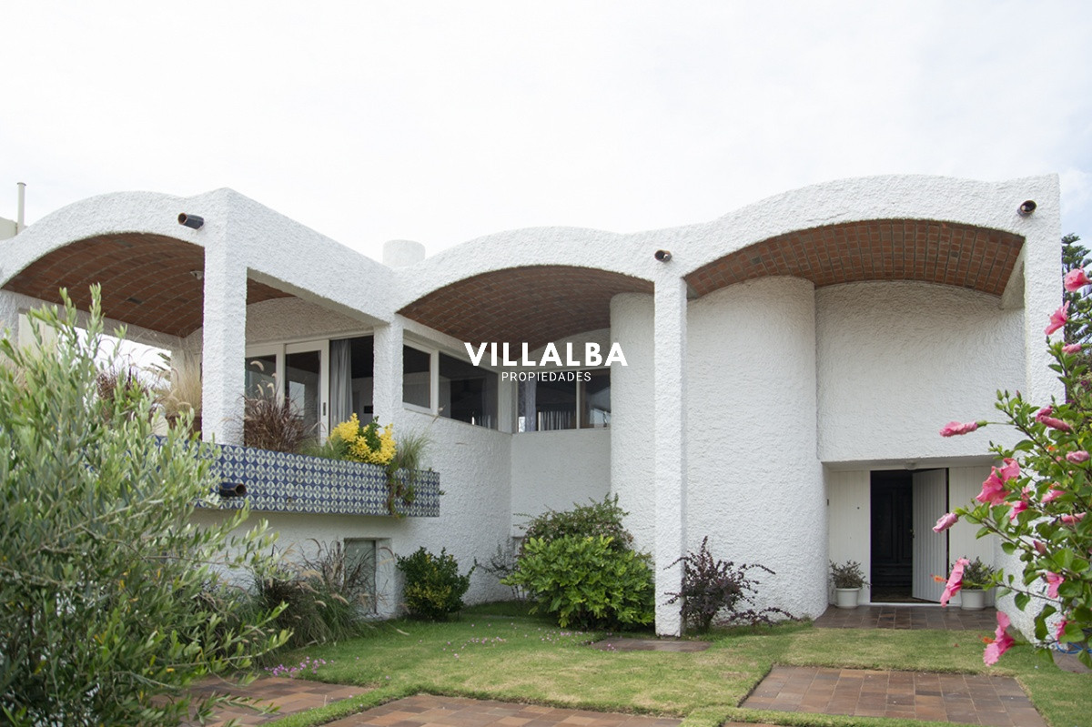 Casa ID.2673 - Hermosa casa en venta en zona de la península.