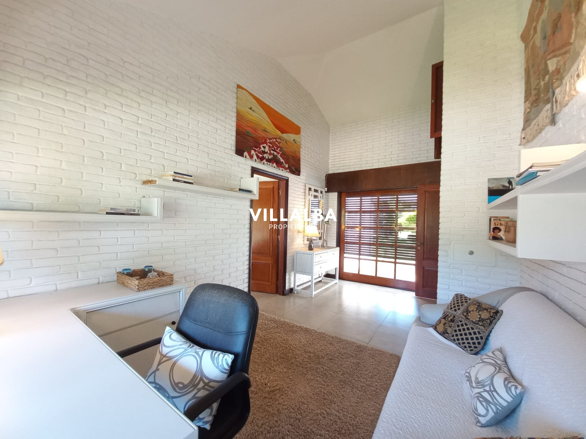 Apartamento ID.2237 - Vende y alquila gran casa de 5 dormitorios en Playa Mansa, Punta del Este 