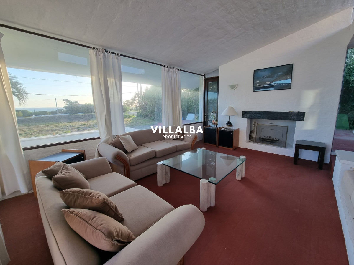 Apartamento ID.2038 - Oportunidad, casa en primera línea de playa mansa.