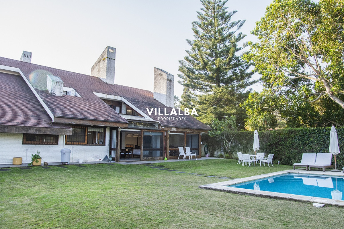 Apartamento ID.3594 - Casa a la venta en playa mansa Punta Del Este, gran tamaño ubicada en zona privilegiada.