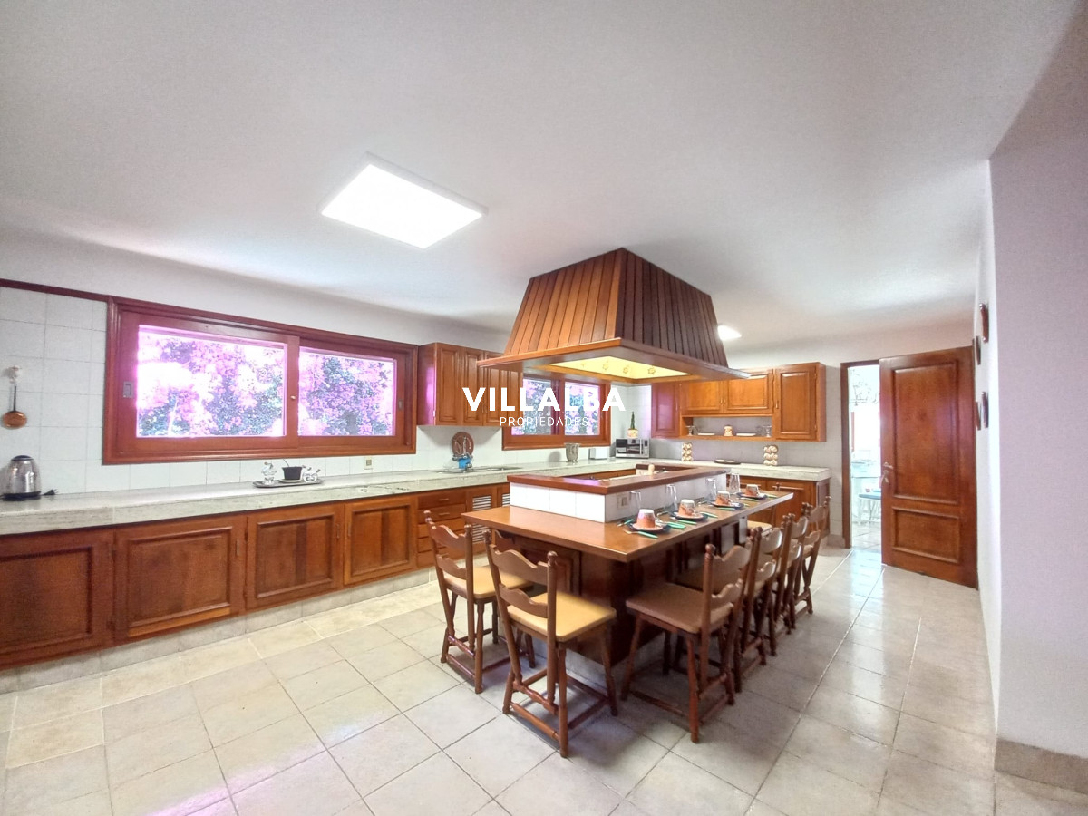 Apartamento ID.2237 - Vende y alquila gran casa de 5 dormitorios en Playa Mansa, Punta del Este 