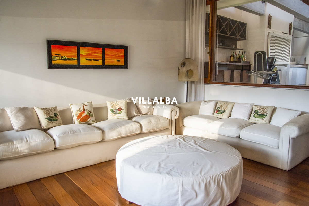 Apartamento ID.3594 - Casa a la venta en playa mansa Punta Del Este, gran tamaño ubicada en zona privilegiada.