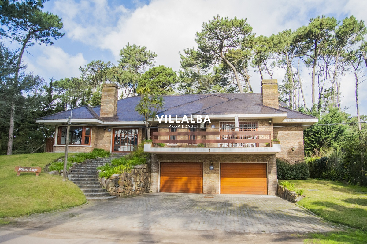 Casa ID.1694 - Gran chalet de 6 dormitorios en venta en zona residencial.