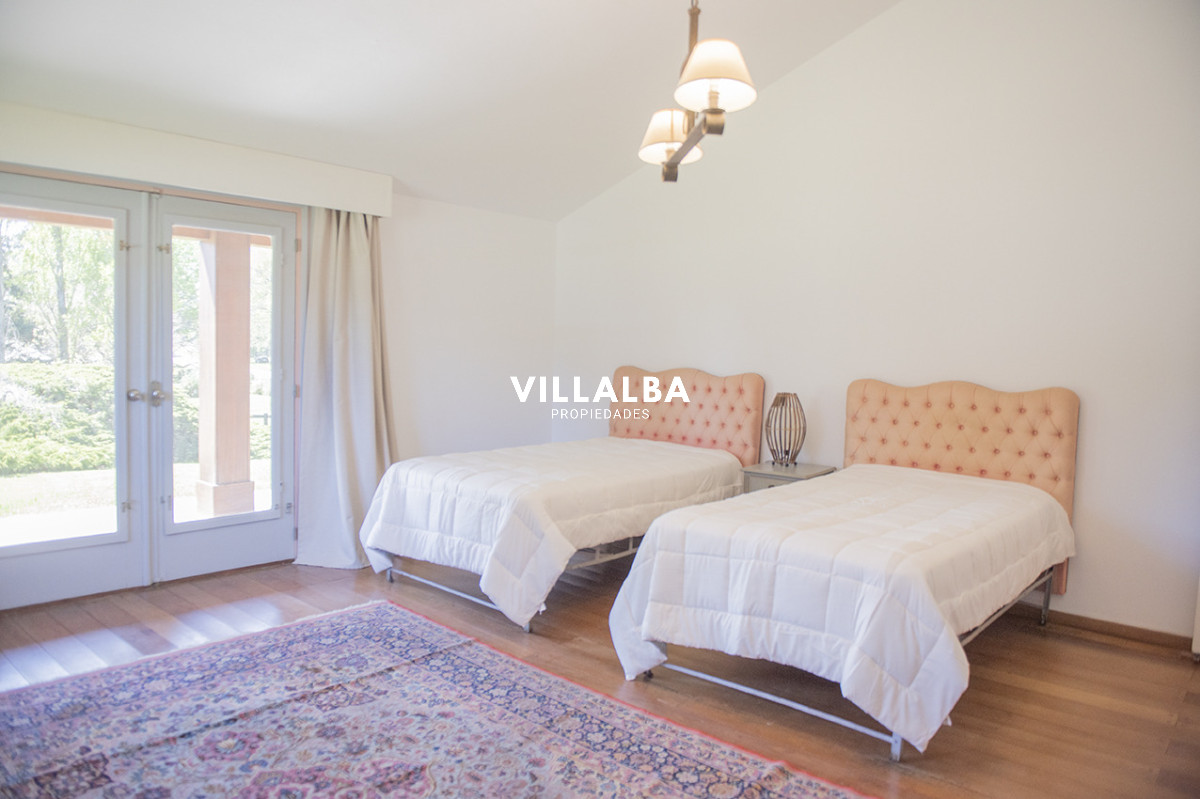 Casa ID.3251 - En venta casa de 4 dormitorios, con agradable entorno en Golf, Punta del Este.